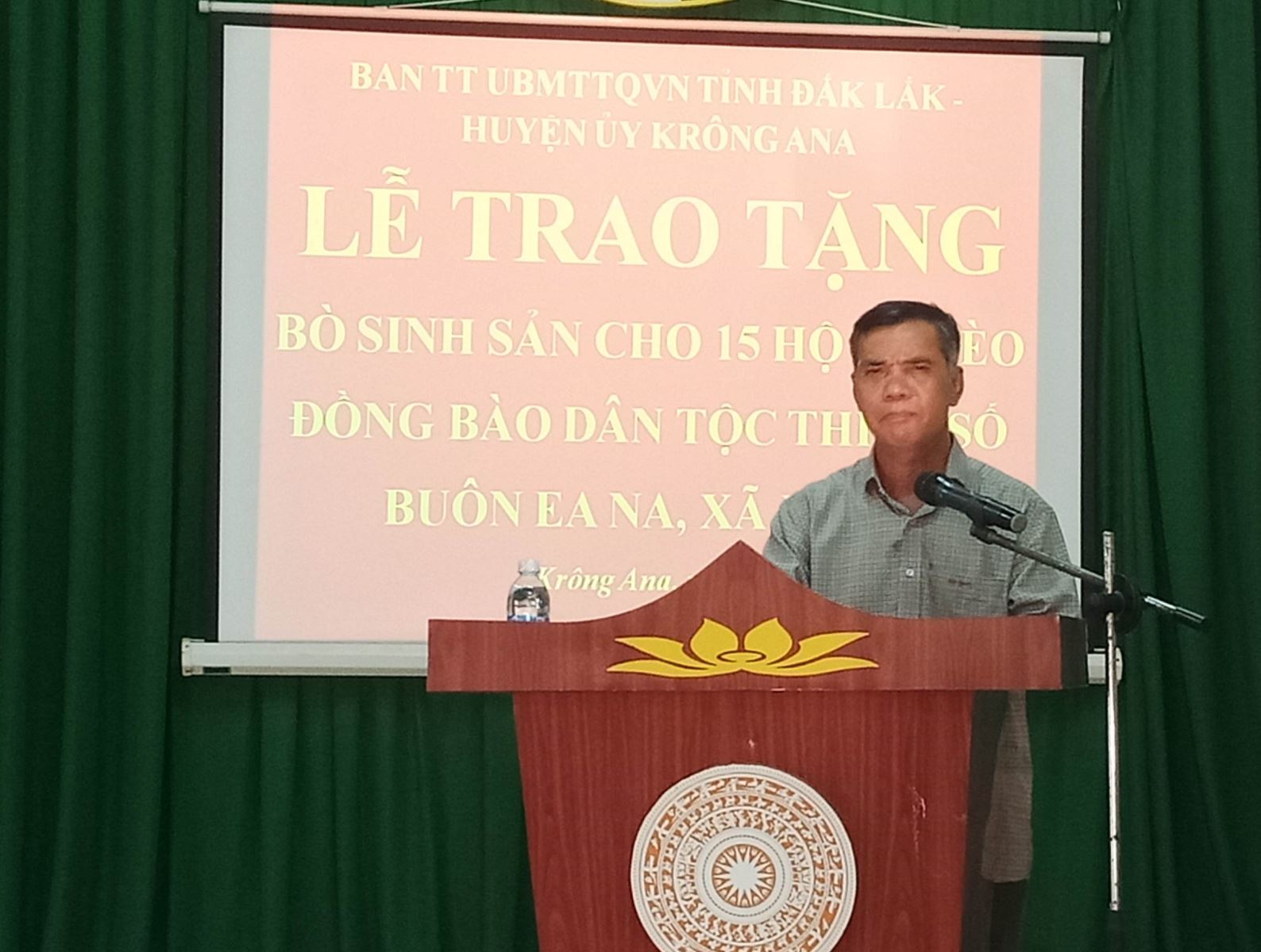 Ủy ban MTTQ Việt Nam tỉnh Đắk Lắk và Huyện ủy Krông Ana trao tặng bò sinh sản cho hộ nghèo đồng bào dân tộc thiểu số Buôn Ea Na, xã Ea Na