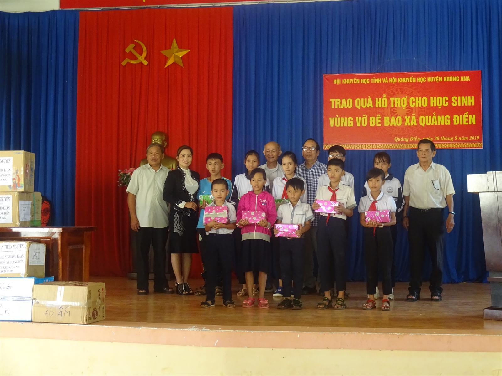 Trao quà hỗ trợ cho học sinh khó khăn vùng bị vỡ đê xã Quảng Điền và xã Bình Hòa, huyện Krông Ana