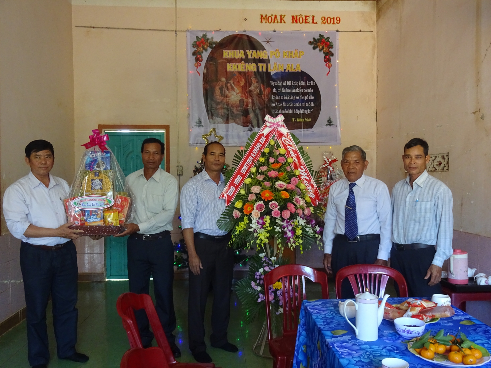 Lãnh đạo huyện Krông Ana thăm tặng quà giáng sinh 2019