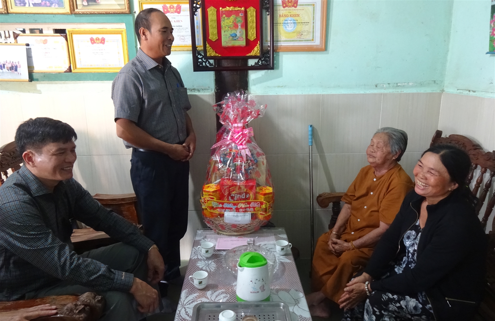 Lãnh đạo Huyện ủy, HĐND, UBND huyện tặng quà các gia đình chính sách nhân dịp Tết Kỷ Hợi 2019