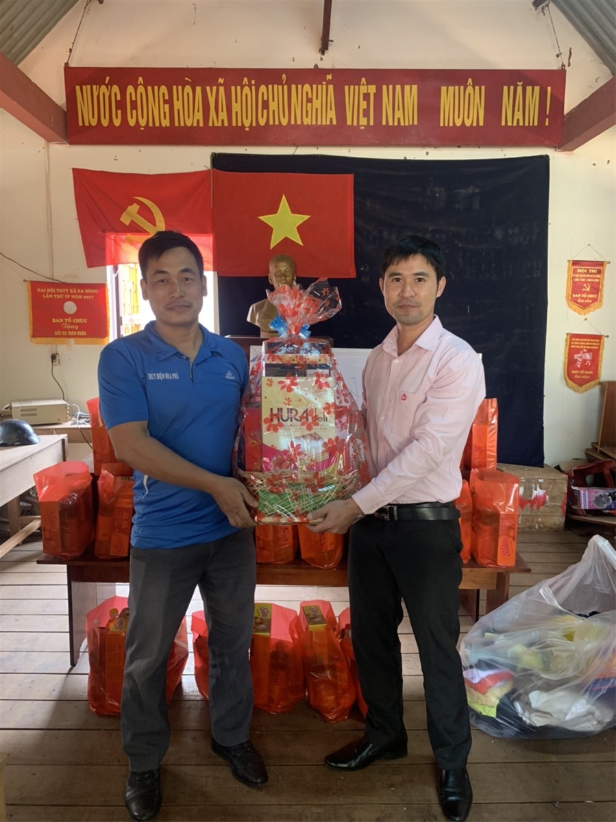 Ngân hàng chính sách xã hội huyện Krông Ana tặng quà cho hộ nghèo và gia đình chính sách buôn kết nghĩa