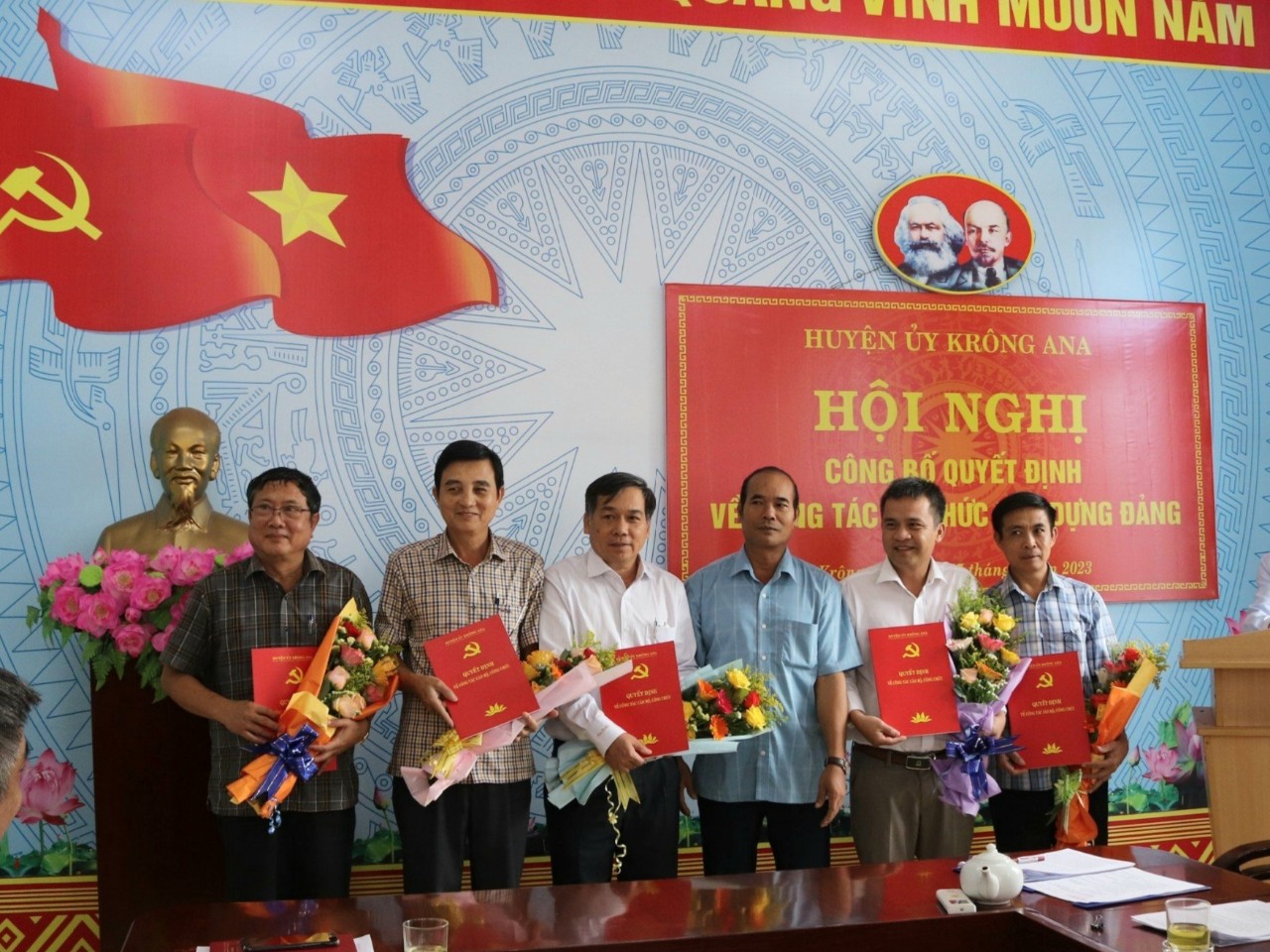 Huyện uỷ Krông Ana công bố Quyết định giải thể, thành lập tổ chức cơ sở Đảng trực thuộc