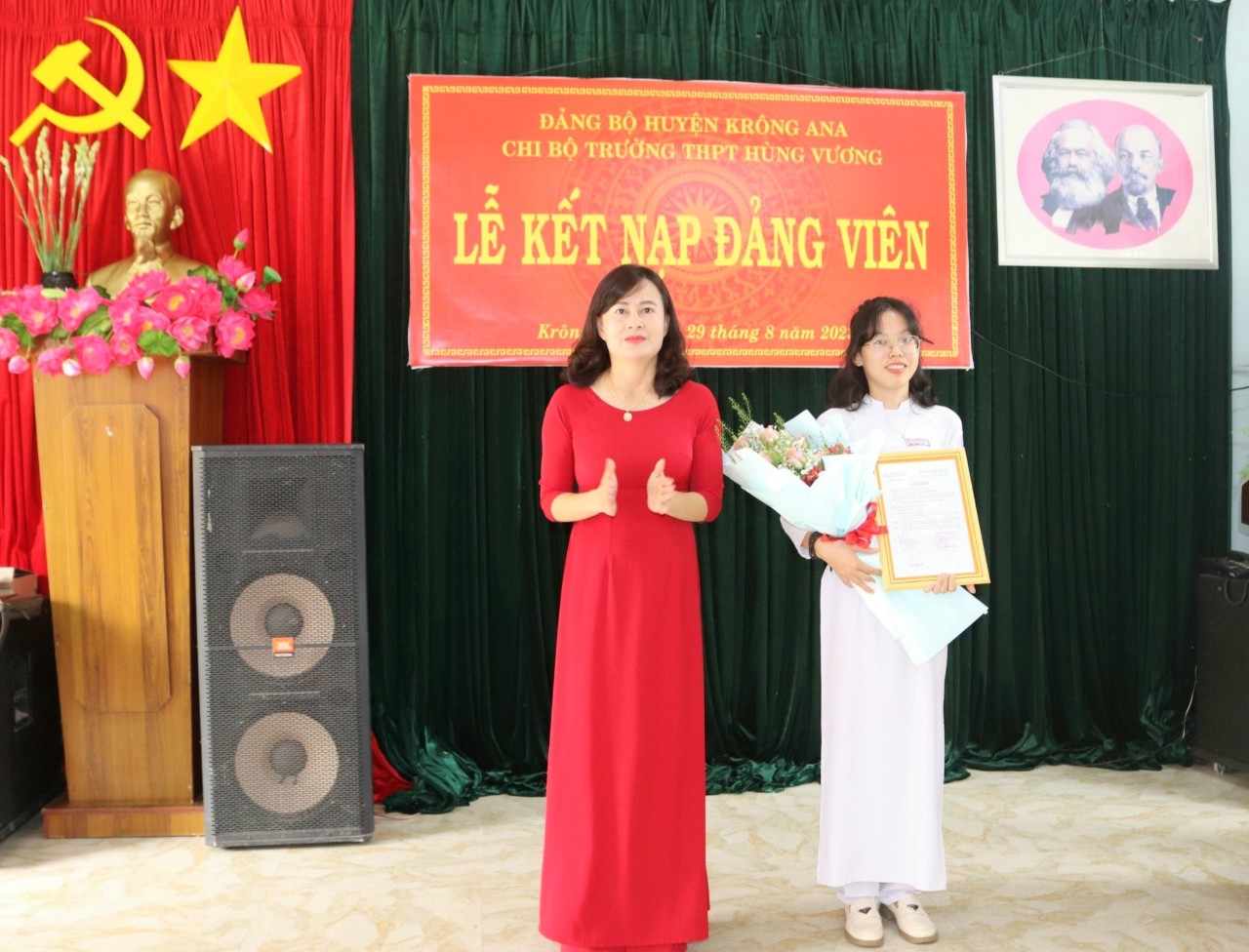 Lễ kết nạp Đảng cho 2 học sinh ưu tú trường THPT Hùng Vương