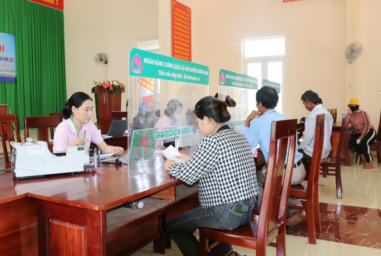 Phòng Giao dịch Ngân hàng Chính sách xã hội huyện Krông Ana giải ngân cho vay đối với người chấp hành xong án phạt tù