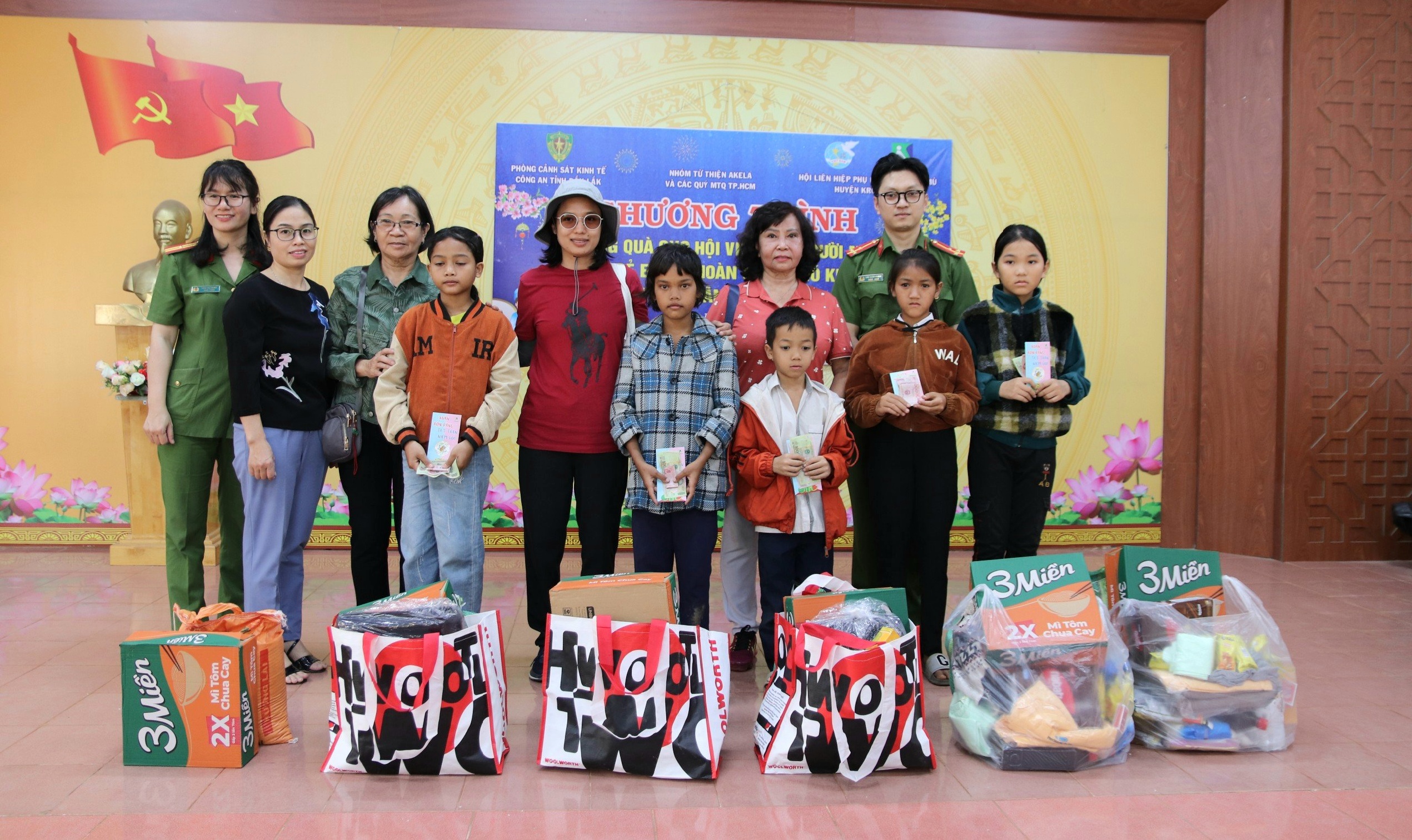 Hội LHPN huyện tổ chức chương trình tặng quà cho người mù và trẻ em có hoàn cảnh khó khăn trên địa bàn huyện