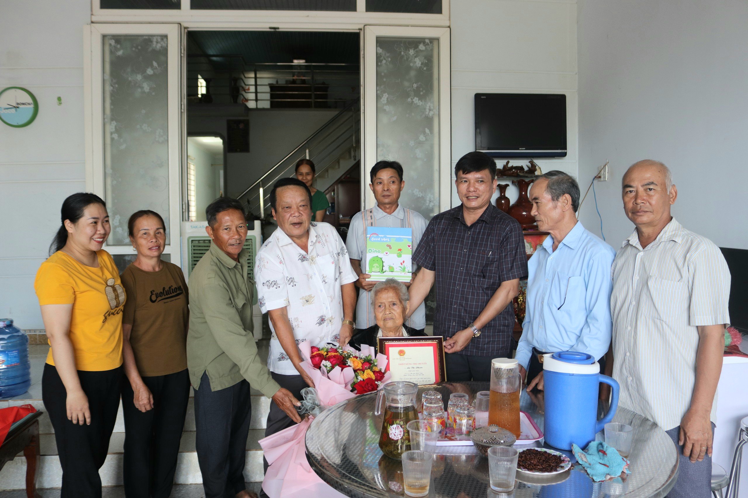 UBND huyện Krông Ana thăm và tặng quà người cao tuổi