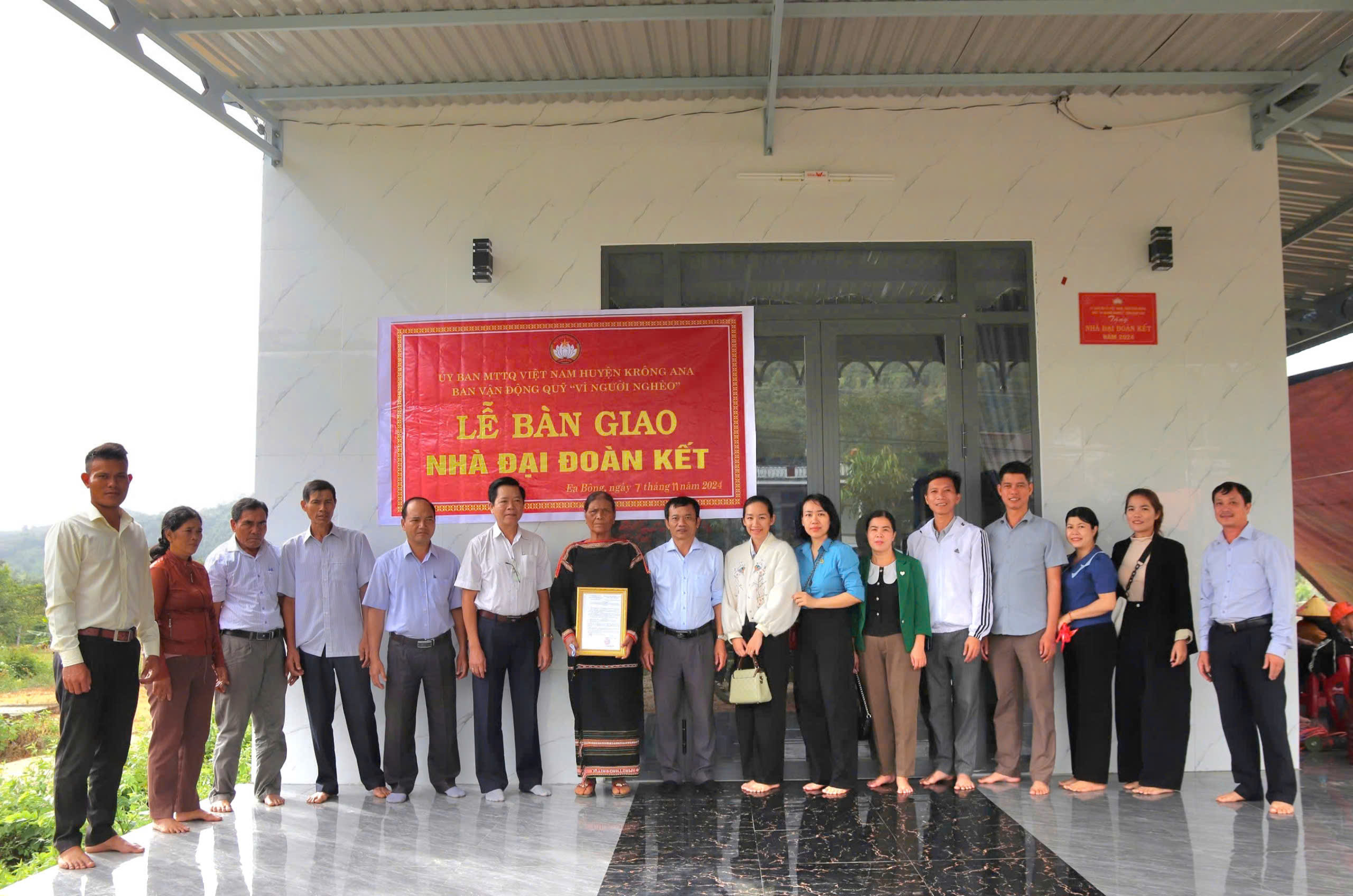 Bàn giao nhà Đại đoàn kết cho hộ nghèo