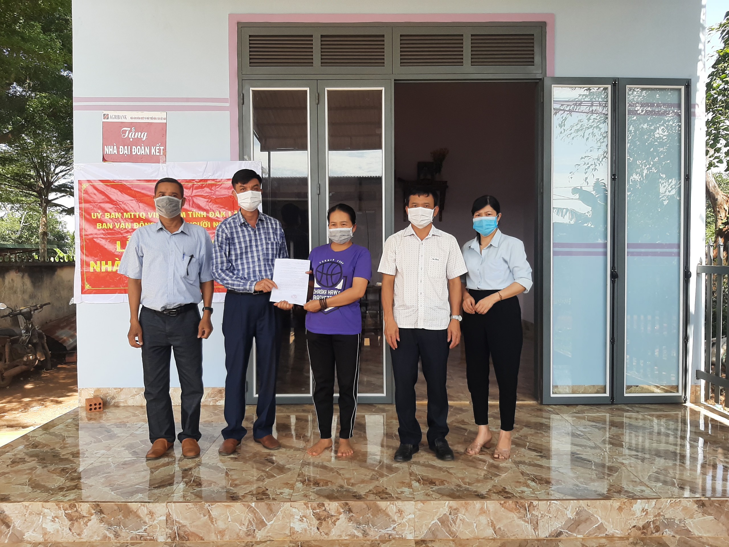 Ủy ban MTTQ Việt Nam huyện vừa tổ chức bàn giao nhà “Đại đoàn kết” cho các gia đình có hoàn cảnh khó khăn trên địa bàn.