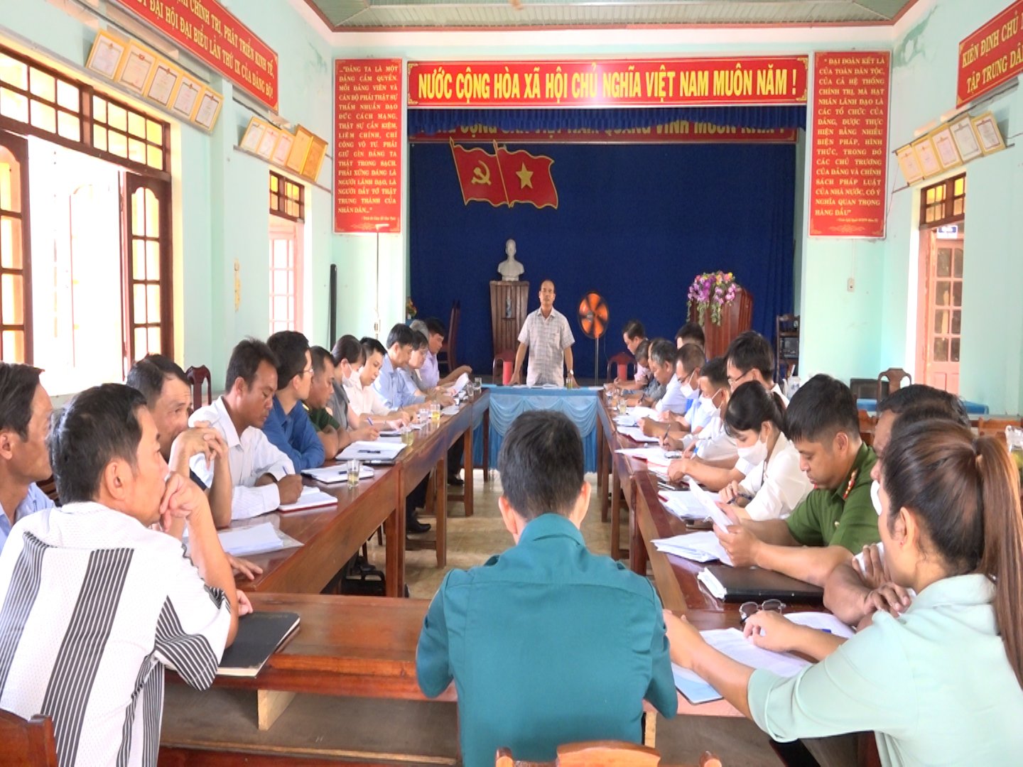 Ban Thường vụ Huyện ủy Krông Analàm việc với Đảng ủy xã Dur Kmăl