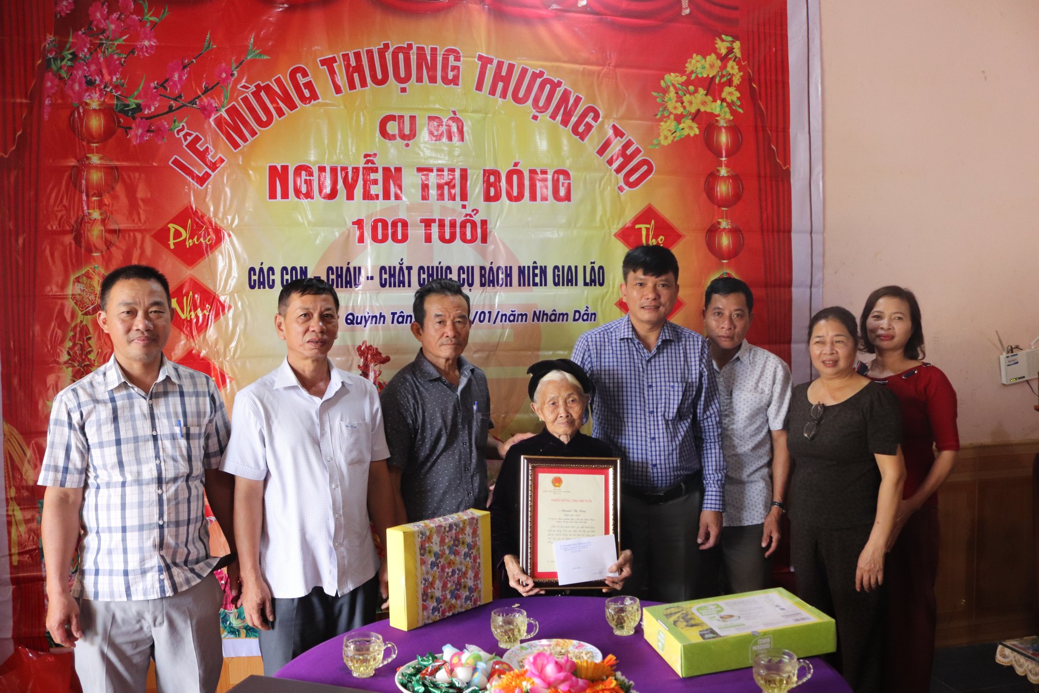 Lãnh đạo huyện Krông Ana thăm hỏi, mừng thọ và tặng quà người cao tuổi 