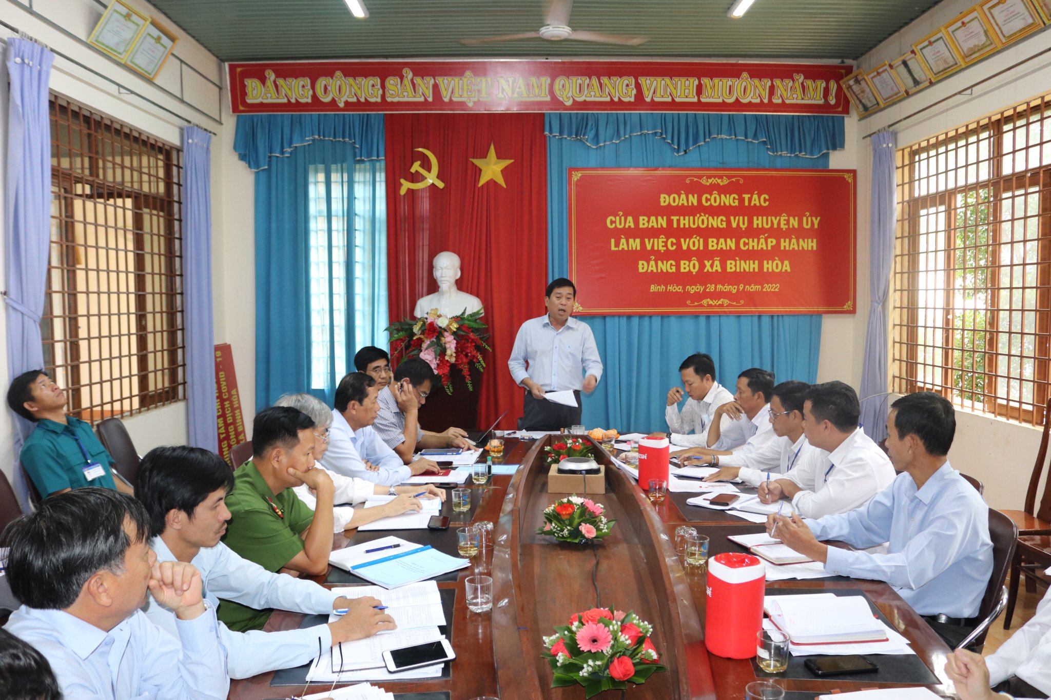 Đoàn công tác của Ban Thường vụ Huyện ủy làm việc với Đảng ủy xã Bình Hòa.